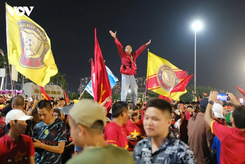 CĐV đổ ra đường phố Hà Nội ăn mừng chiến thắng của ĐT Việt Nam CĐV đổ ra đường phố Hà Nội ăn mừng chiến thắng của ĐT Việt Nam