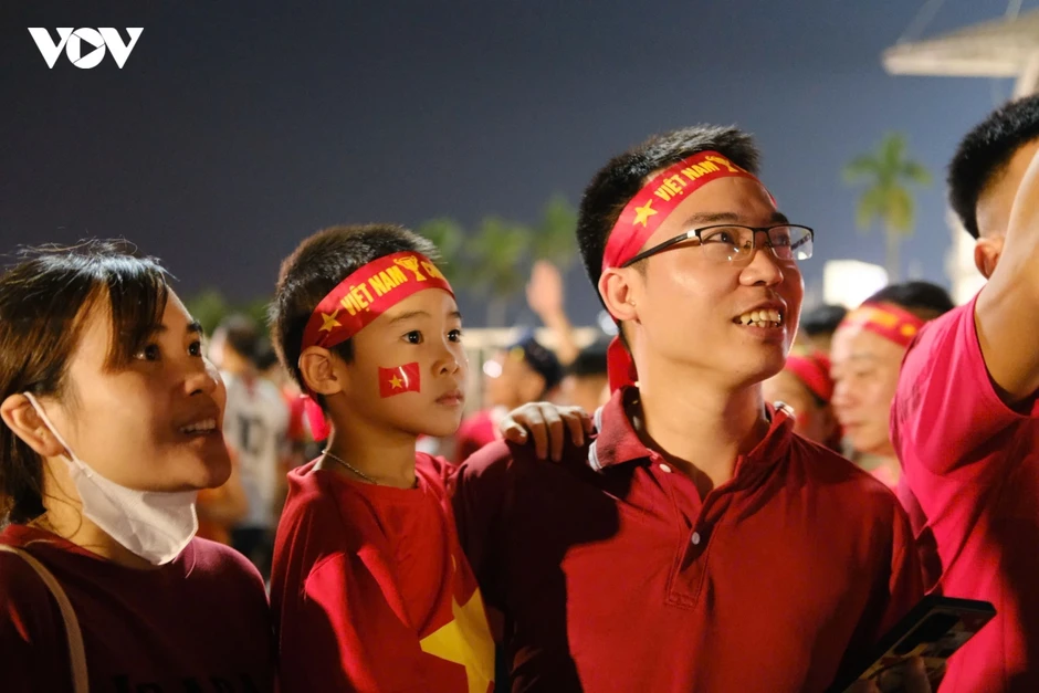 CĐV đổ ra đường phố Hà Nội ăn mừng chiến thắng của ĐT Việt Nam CĐV đổ ra đường phố Hà Nội ăn mừng chiến thắng của ĐT Việt Nam