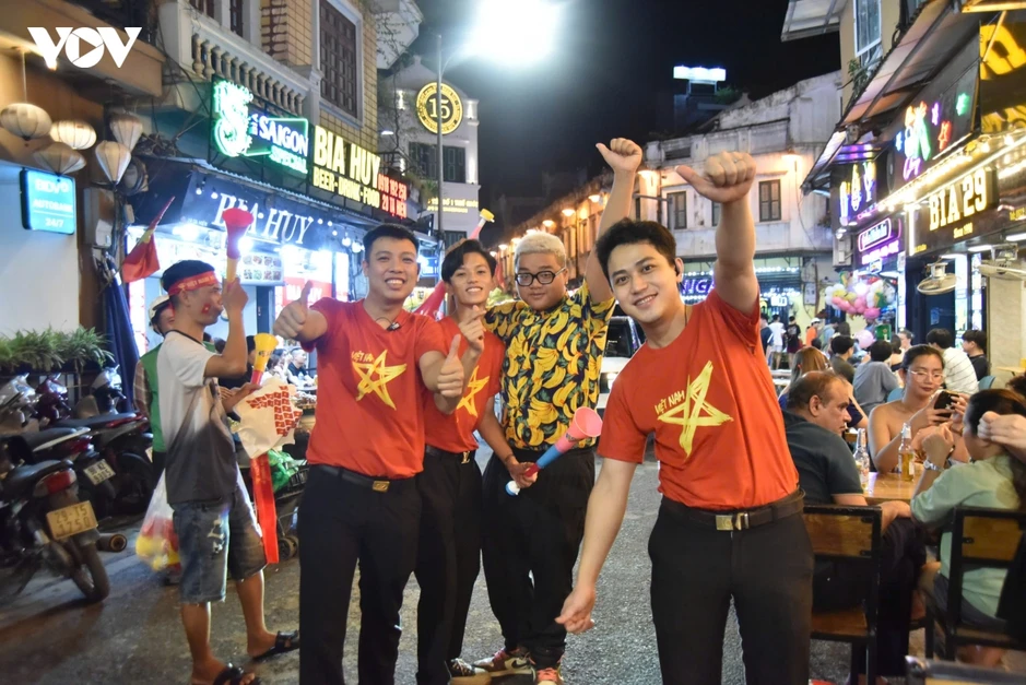 CĐV đổ ra đường phố Hà Nội ăn mừng chiến thắng của ĐT Việt Nam CĐV đổ ra đường phố Hà Nội ăn mừng chiến thắng của ĐT Việt Nam