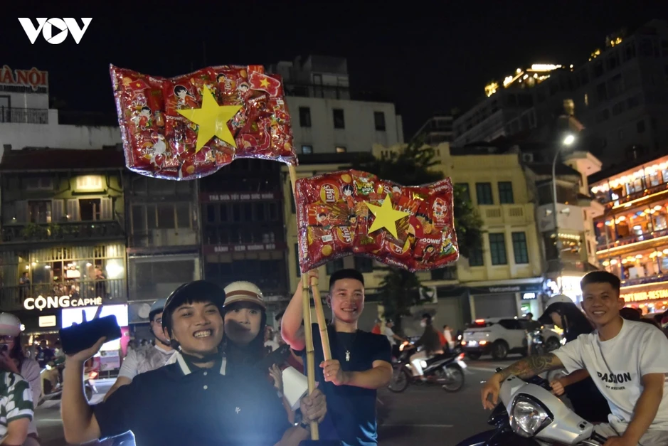 CĐV đổ ra đường phố Hà Nội ăn mừng chiến thắng của ĐT Việt Nam CĐV đổ ra đường phố Hà Nội ăn mừng chiến thắng của ĐT Việt Nam
