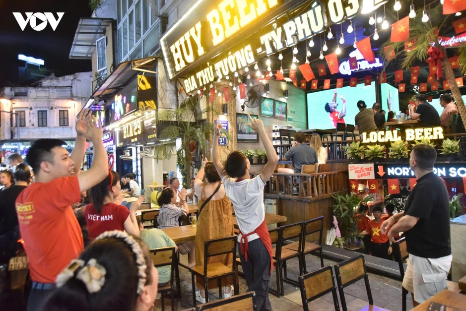 CĐV đổ ra đường phố Hà Nội ăn mừng chiến thắng của ĐT Việt Nam CĐV đổ ra đường phố Hà Nội ăn mừng chiến thắng của ĐT Việt Nam