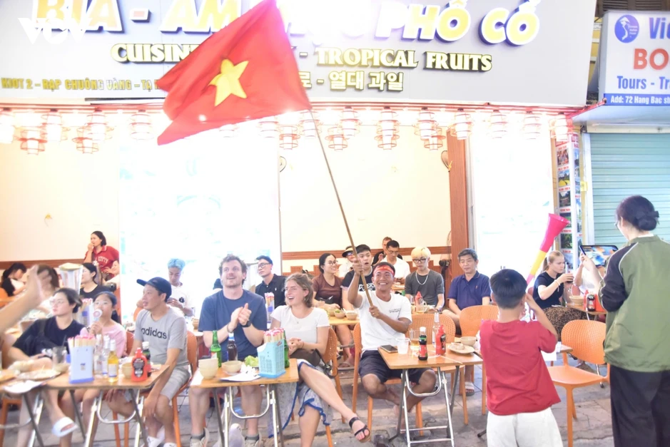 CĐV đổ ra đường phố Hà Nội ăn mừng chiến thắng của ĐT Việt Nam CĐV đổ ra đường phố Hà Nội ăn mừng chiến thắng của ĐT Việt Nam