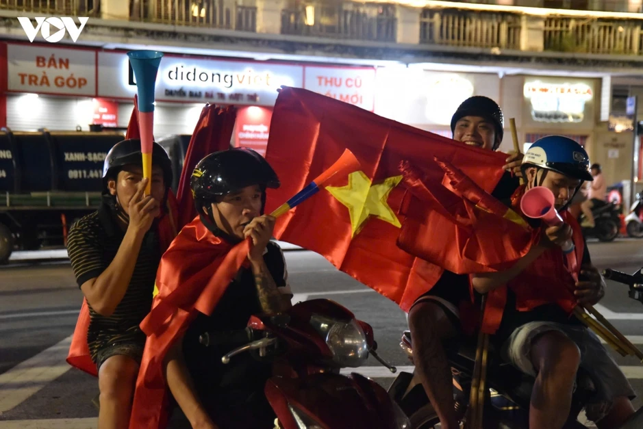 CĐV đổ ra đường phố Hà Nội ăn mừng chiến thắng của ĐT Việt Nam CĐV đổ ra đường phố Hà Nội ăn mừng chiến thắng của ĐT Việt Nam