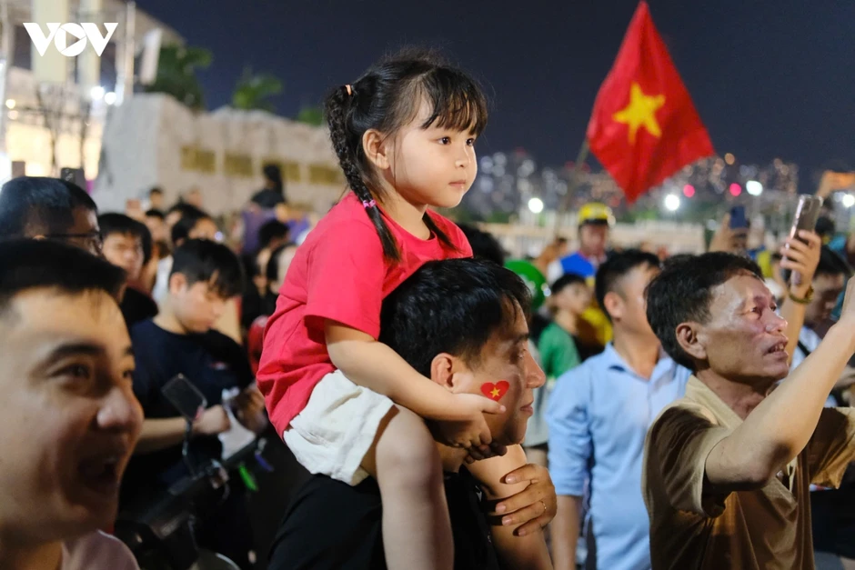 CĐV đổ ra đường phố Hà Nội ăn mừng chiến thắng của ĐT Việt Nam CĐV đổ ra đường phố Hà Nội ăn mừng chiến thắng của ĐT Việt Nam