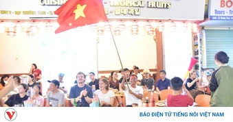 CĐV đổ ra đường phố Hà Nội ăn mừng chiến thắng của ĐT Việt Nam
