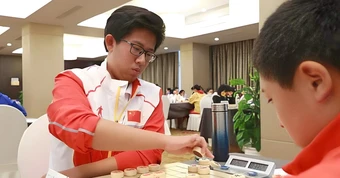 Chạm trán Lại Lý Huynh, kỳ vương Trung Quốc khiến người hâm mộ lo lắng