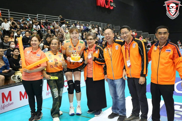 Chơi rất hay, cô gái Việt cao 1m95 giúp đội nhà vào chung kết giải Thái Lan Chơi rất hay, cô gái Việt cao 1m95 giúp đội nhà vào chung kết giải Thái Lan