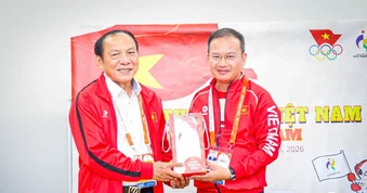 Chủ tịch Ủy ban Olympic Việt Nam động viên Đoàn Thể thao Việt Nam trước giờ khai mạc Asiad 20