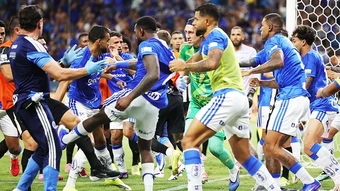 Chuyện chỉ có ở bóng đá Brazil