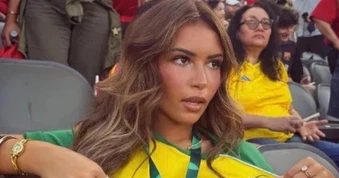 Cổ động viên nóng bỏng của Brazil gửi thông điệp đặc biệt trên khán đài