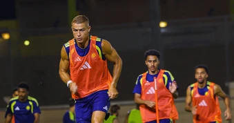 Cristiano Ronaldo xuất hiện với diện mạo khác lạ sau đám cưới
