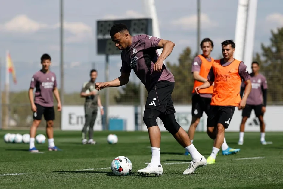 Cựu ngôi sao của MU bị tát trong buổi tập của Real Madrid Cựu ngôi sao của MU bị tát trong buổi tập của Real Madrid