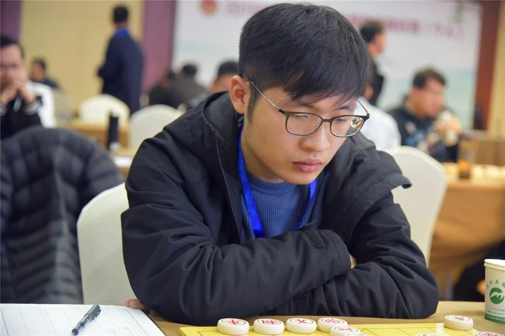 Cựu sinh viên đại học danh giá đánh bại nhà vô địch cờ tướng thế giới Cựu sinh viên đại học danh giá đánh bại nhà vô địch cờ tướng thế giới