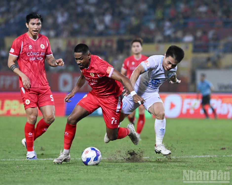 Đình Bắc tiếp tục thăng hoa, Công an Hà Nội tiến sát chức vô địch V-League Đình Bắc tiếp tục thăng hoa, Công an Hà Nội tiến sát chức vô địch V-League