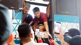 Đình Bắc và đồng đội được chào đón khi đến Indonesia - Báo TinVina