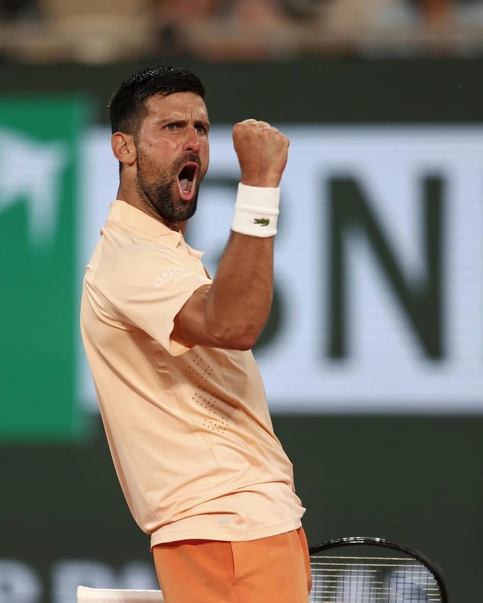 Djokovic ngược dòng vào vòng 2 Roland Garros Djokovic ngược dòng vào vòng 2 Roland Garros