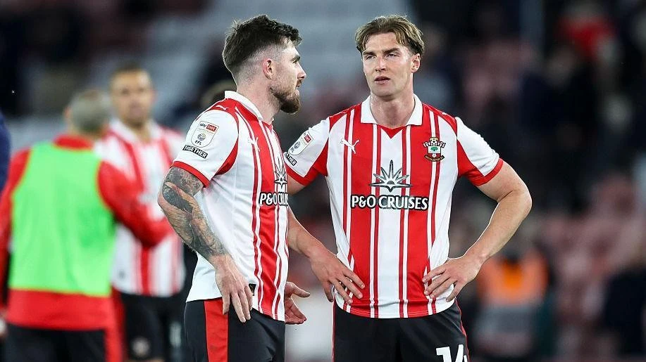 Đội bóng đối diện nguy cơ không thể lên hạng Premier League vì... do thám đối thủ Đội bóng đối diện nguy cơ không thể lên hạng Premier League vì... do thám đối thủ