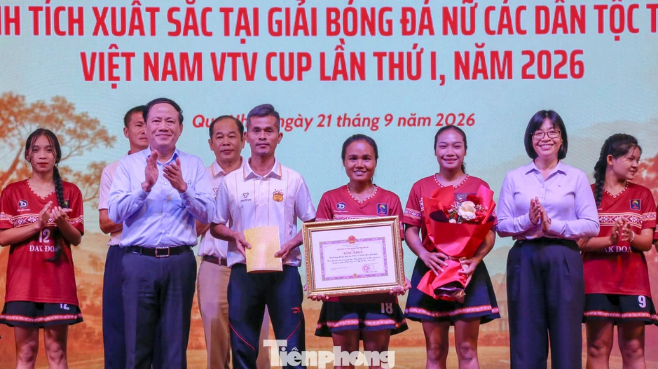 Đội bóng nữ từng gây sốt mạng xã hội được chuyển giao cho CLB Hoàng Anh Gia Lai Đội bóng nữ từng gây sốt mạng xã hội được chuyển giao cho CLB Hoàng Anh Gia Lai