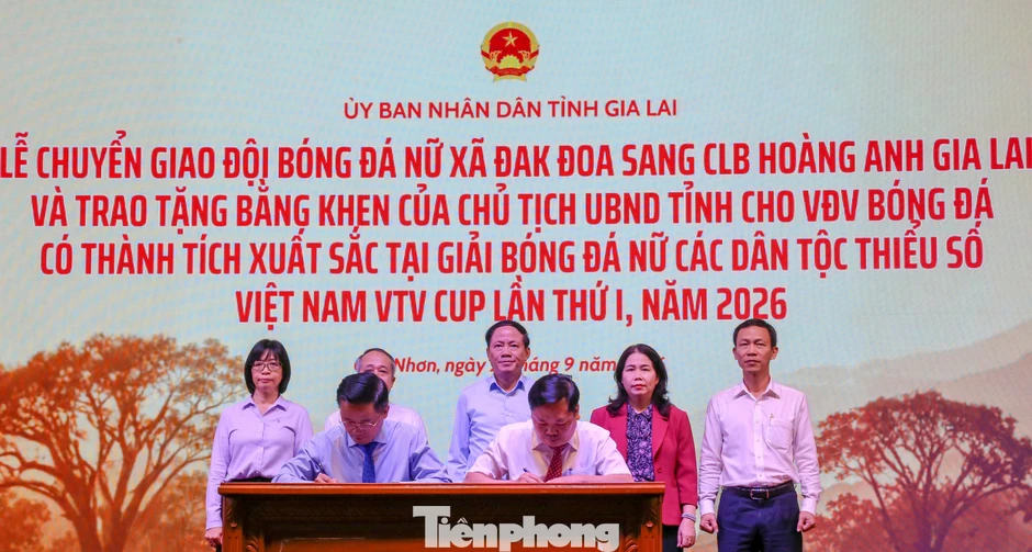 Đội bóng nữ từng gây sốt mạng xã hội được chuyển giao cho CLB Hoàng Anh Gia Lai Đội bóng nữ từng gây sốt mạng xã hội được chuyển giao cho CLB Hoàng Anh Gia Lai
