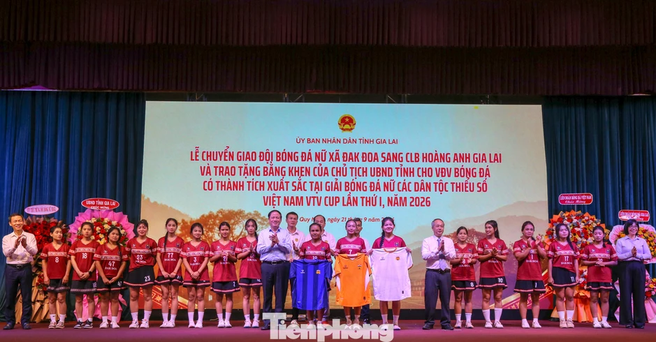 Đội bóng nữ từng gây sốt mạng xã hội được chuyển giao cho CLB Hoàng Anh Gia Lai Đội bóng nữ từng gây sốt mạng xã hội được chuyển giao cho CLB Hoàng Anh Gia Lai