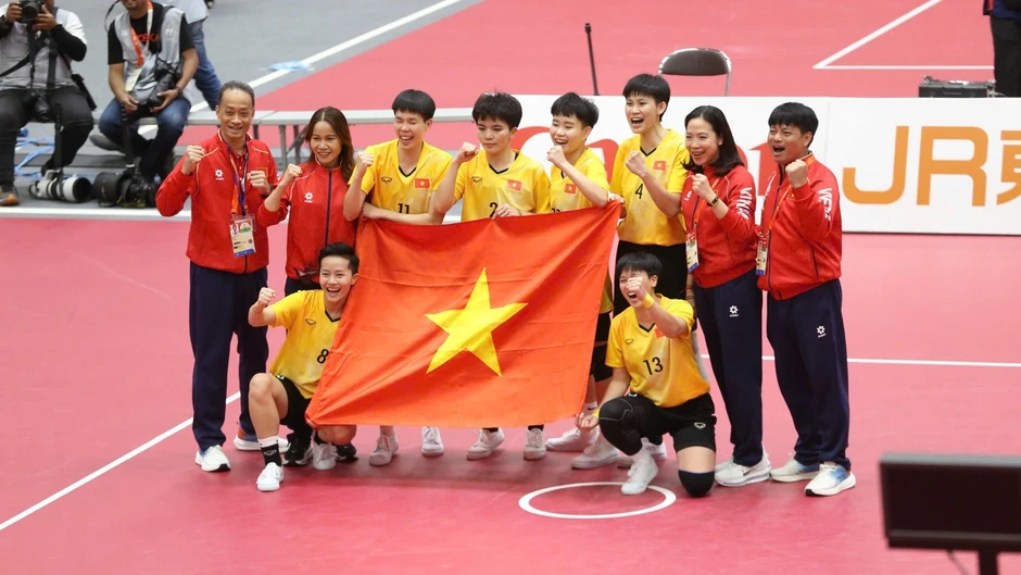 Đội tuyển cầu mây nữ được thưởng nóng sau khi đem về cho Đoàn Việt Nam chiếc HCV thứ 3 Đội tuyển cầu mây nữ được thưởng nóng sau khi đem về cho Đoàn Việt Nam chiếc HCV thứ 3