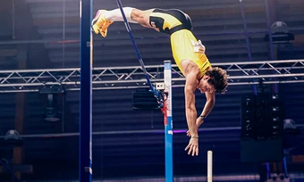 Duplantis lần thứ 15 phá kỷ lục thế giới nhảy sào