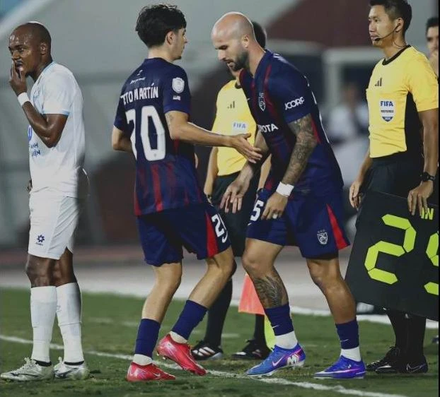 Fan Malaysia kéo đến trụ sở FAM phản ứng mạnh vụ 7 cầu thủ nhập tịch 'lậu' Fan Malaysia kéo đến trụ sở FAM phản ứng mạnh vụ 7 cầu thủ nhập tịch 'lậu'