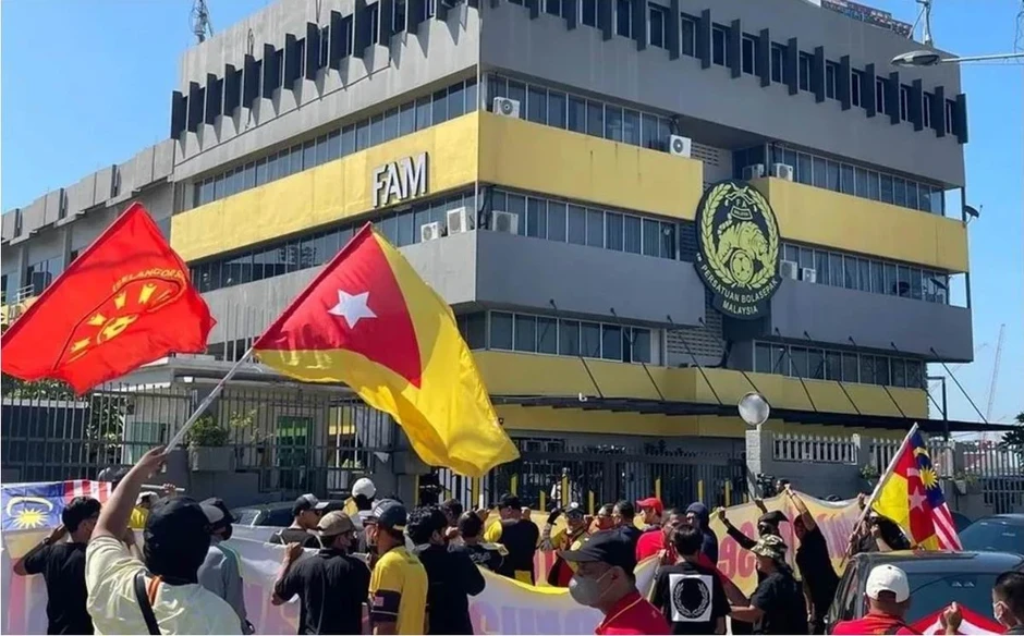 Fan Malaysia kéo đến trụ sở FAM phản ứng mạnh vụ 7 cầu thủ nhập tịch 'lậu' Fan Malaysia kéo đến trụ sở FAM phản ứng mạnh vụ 7 cầu thủ nhập tịch 'lậu'