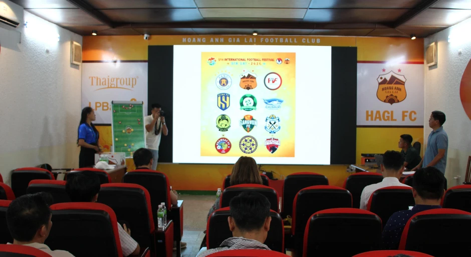 Festival bóng đá trẻ quốc tế Gia Lai: Chờ đón sự bùng nổ của 12 đội trong và ngoài nước Festival bóng đá trẻ quốc tế Gia Lai: Chờ đón sự bùng nổ của 12 đội trong và ngoài nước