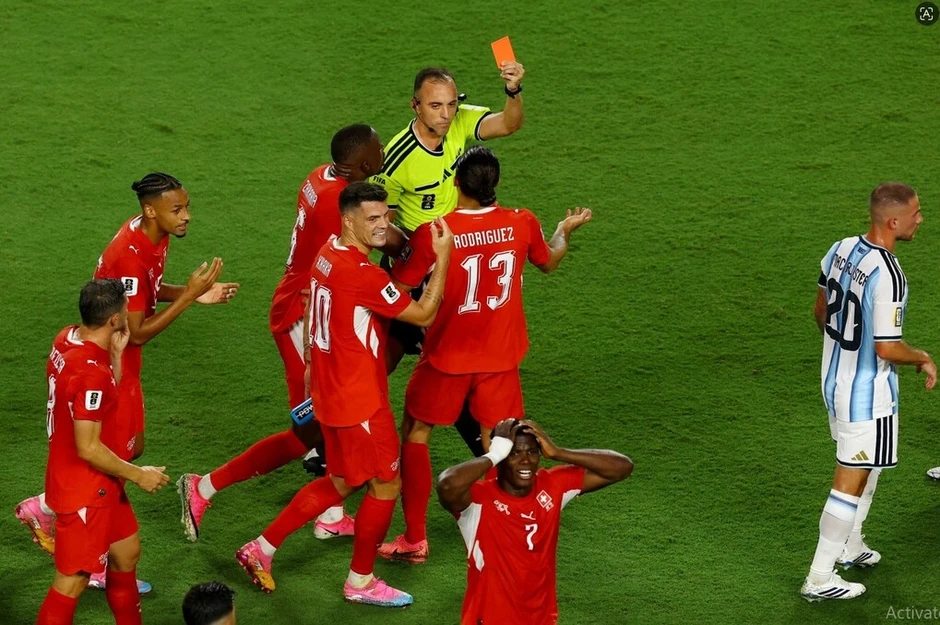 FIFA bảo vệ quyết định VAR ở trận Argentina thắng Thụy Sĩ - Báo TinVina FIFA bảo vệ quyết định VAR ở trận Argentina thắng Thụy Sĩ - Báo TinVina
