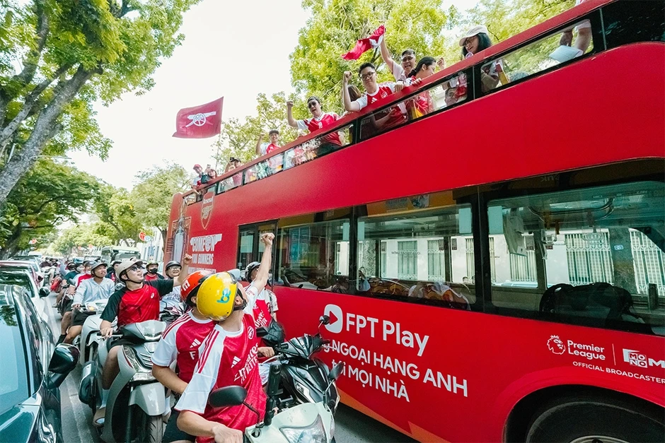 FPT Play cùng fan Arsenal ăn mừng cúp vô địch Ngoại Hạng Anh FPT Play cùng fan Arsenal ăn mừng cúp vô địch Ngoại Hạng Anh