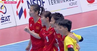 Futsal nữ Việt Nam ngược dòng, rộng cửa vào bán kết Giải Đông Nam Á