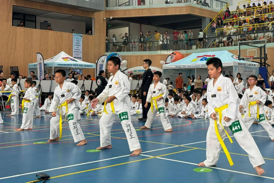 Gần 700 võ sinh thi thăng cấp đai taekwondo tại Hà Nội