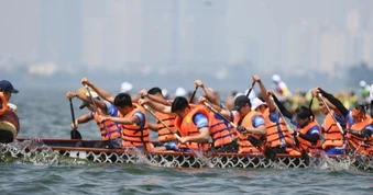 Gần 900 VĐV tham dự giải Bơi chải thuyền rồng - ván SUP Hà Nội 2026