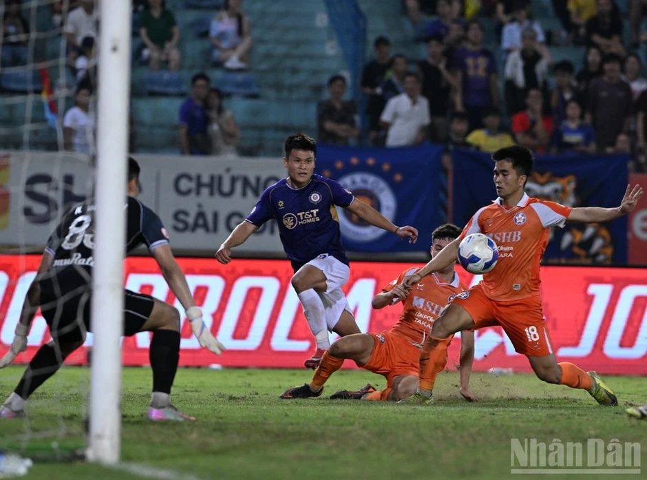 Giành chiến thắng 2-1 trước Đà Nẵng, Hà Nội vươn lên vị trí thứ ba Giành chiến thắng 2-1 trước Đà Nẵng, Hà Nội vươn lên vị trí thứ ba
