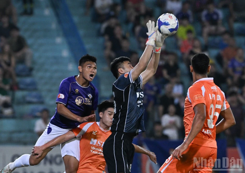 Giành chiến thắng 2-1 trước Đà Nẵng, Hà Nội vươn lên vị trí thứ ba Giành chiến thắng 2-1 trước Đà Nẵng, Hà Nội vươn lên vị trí thứ ba
