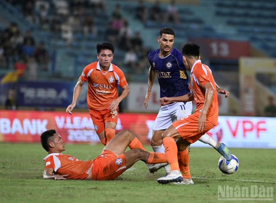 Giành chiến thắng 2-1 trước Đà Nẵng, Hà Nội vươn lên vị trí thứ ba Giành chiến thắng 2-1 trước Đà Nẵng, Hà Nội vươn lên vị trí thứ ba