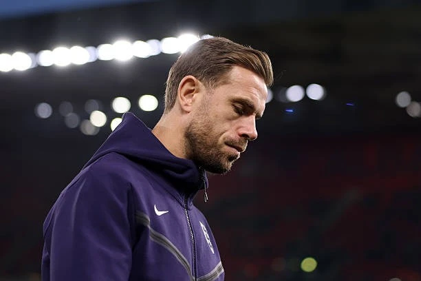 Giữa tâm bão dư luận, Jordan Henderson vẫn âm thầm để lại dấu ấn lịch sử Giữa tâm bão dư luận, Jordan Henderson vẫn âm thầm để lại dấu ấn lịch sử