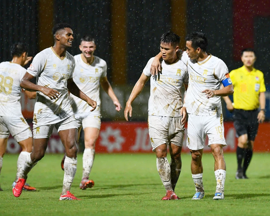 Hà Nội FC dội mưa gôn trong trận 'thủy chiến' trên sân PVF-CAND Hà Nội FC dội mưa gôn trong trận 'thủy chiến' trên sân PVF-CAND