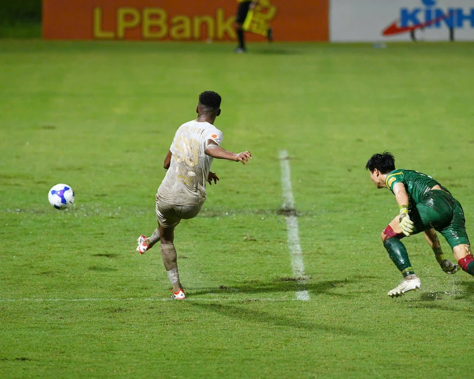 Hà Nội FC dội mưa gôn trong trận 'thủy chiến' trên sân PVF-CAND Hà Nội FC dội mưa gôn trong trận 'thủy chiến' trên sân PVF-CAND