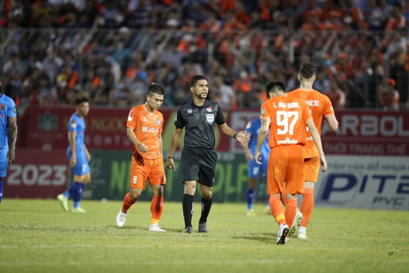 Hai trọng tài FIFA Malaysia điều hành trận “derby Thủ đô” tại vòng 15 V.League