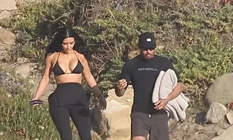 Hamilton và Kardashian tình tứ trên biển