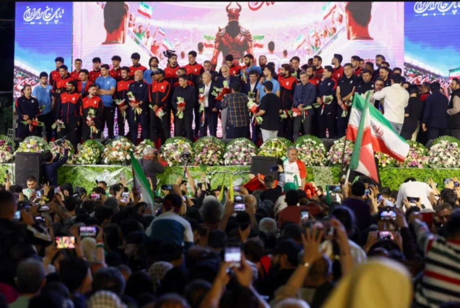 Hàng nghìn người Iran tiễn đội tuyển lên đường dự World Cup 2026 - Báo TinVina Hàng nghìn người Iran tiễn đội tuyển lên đường dự World Cup 2026 - Báo TinVina