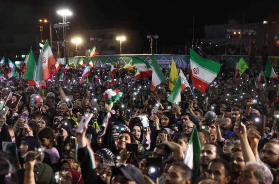 Hàng nghìn người Iran tiễn đội tuyển lên đường dự World Cup 2026 - Báo TinVina Hàng nghìn người Iran tiễn đội tuyển lên đường dự World Cup 2026 - Báo TinVina