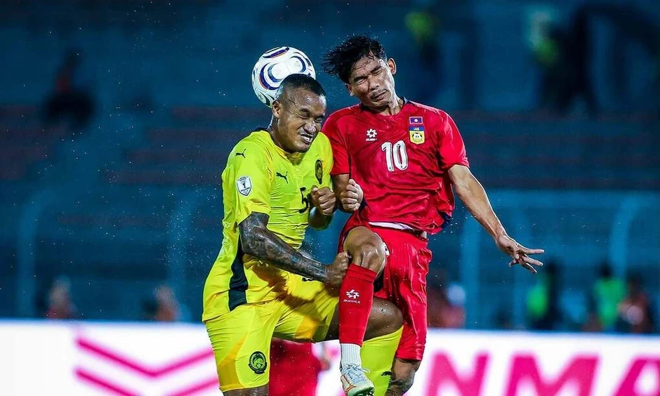 Hành động lạ của thủ môn Lào khi thua Malaysia - Báo TinVina