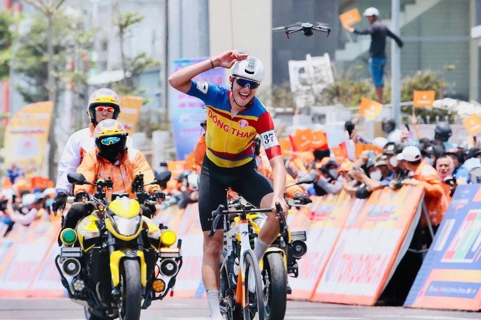 Hành trình 178 km rực lửa: cú sôlô ngoạn mục của Christopher Jensen Hành trình 178 km rực lửa: cú sôlô ngoạn mục của Christopher Jensen
