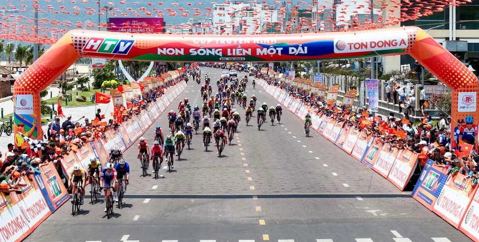 Hành trình 178 km rực lửa: cú sôlô ngoạn mục của Christopher Jensen Hành trình 178 km rực lửa: cú sôlô ngoạn mục của Christopher Jensen