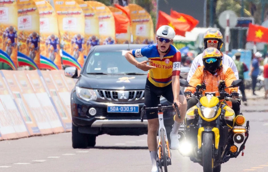 Hành trình 178 km rực lửa: cú sôlô ngoạn mục của Christopher Jensen Hành trình 178 km rực lửa: cú sôlô ngoạn mục của Christopher Jensen