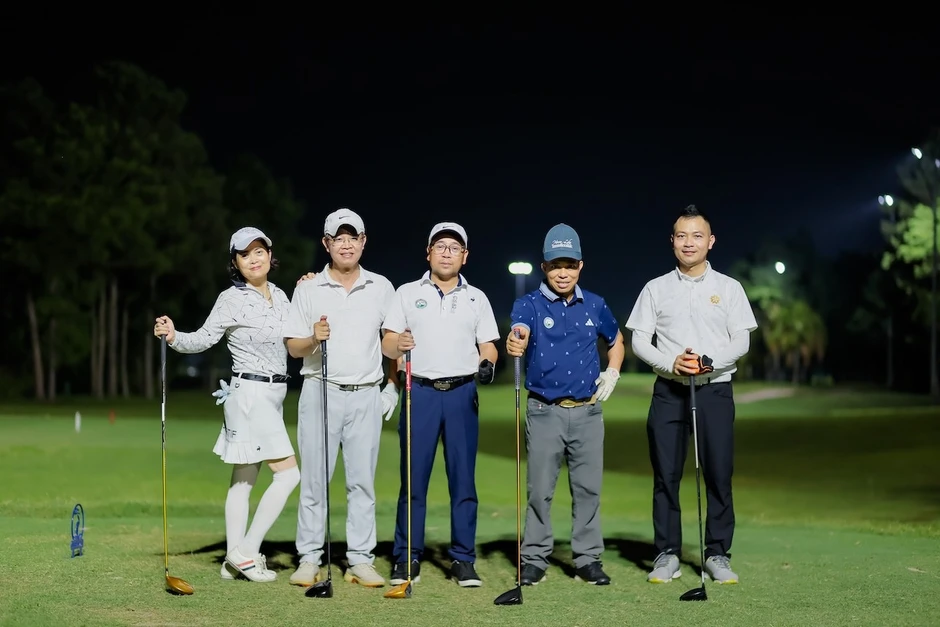Heron Lake thắp sáng sân golf đêm, mở ra trải nghiệm mới cho golfer Heron Lake thắp sáng sân golf đêm, mở ra trải nghiệm mới cho golfer