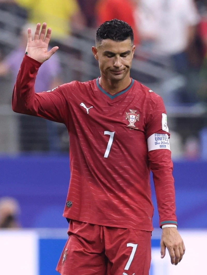 Hình ảnh Ronaldo xách vali về nước Hình ảnh Ronaldo xách vali về nước